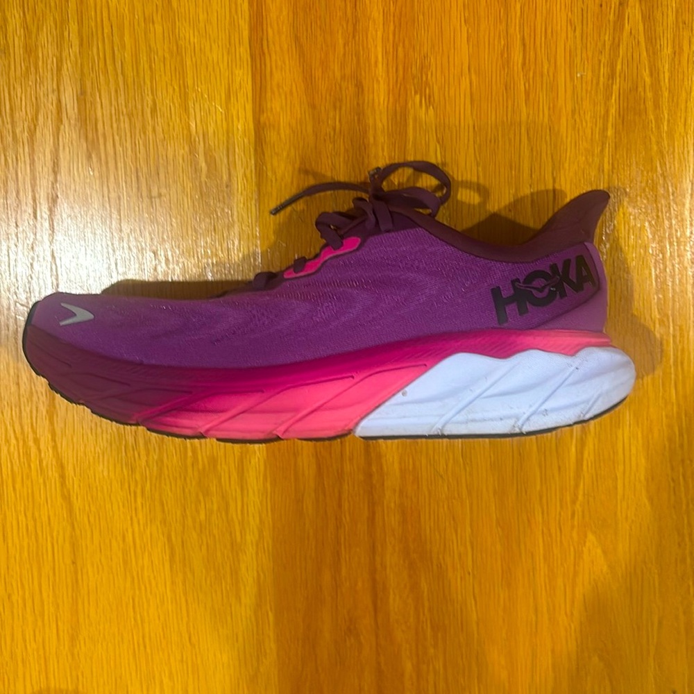 HOKA 10 Arahi